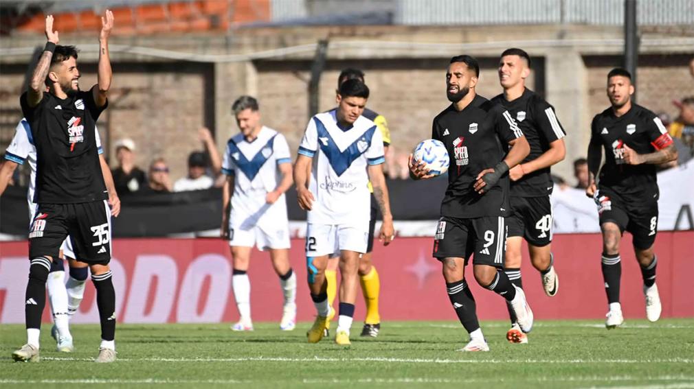 Vélez empató en su visita a Deportivo Riestra y puso la definición del campeonato al rojo vivo