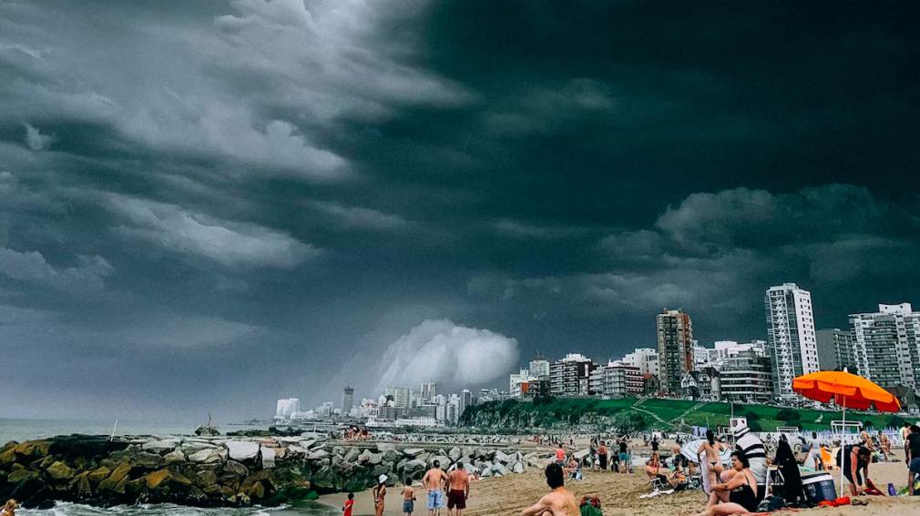 Mar del Plata se prepara para una tormenta “severa” y suspendieron actividades.