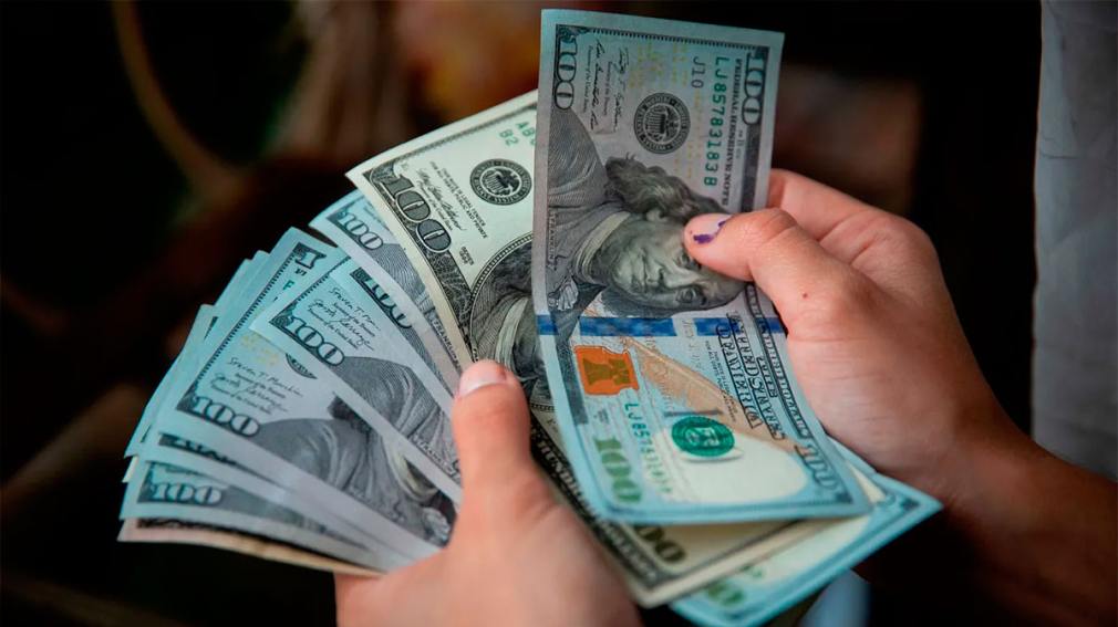 El BCRA habilitó a las empresas a pagar salarios en dólares a sus trabajadores mediante cuentas sueldo.