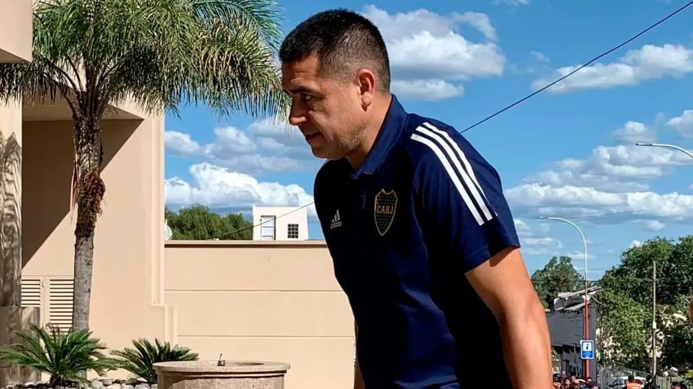 El incómodo momento de Riquelme en el aeropuerto: le gritaron “amargo”