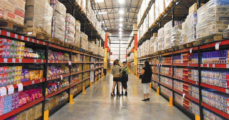 Los mayoristas: el rebusque de la gente para comprar productos de 1º necesidad más baratos.
