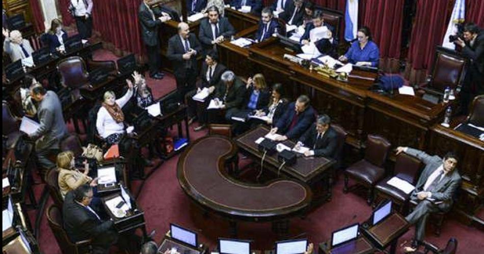 El Senado retrocede con el aumento y congela por este año los haberes de los legisladores.
