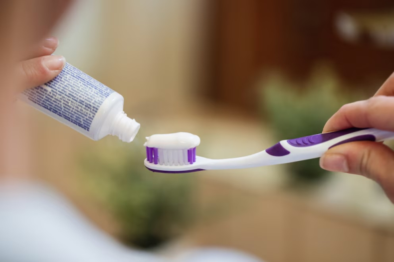 Prohíben la comercialización de una pasta dental tras reportar efectos adversos.
