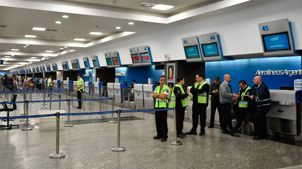 Vuelos en peligro: los pilotos anunciaron un paro y se suman al de los controladores aéreos.