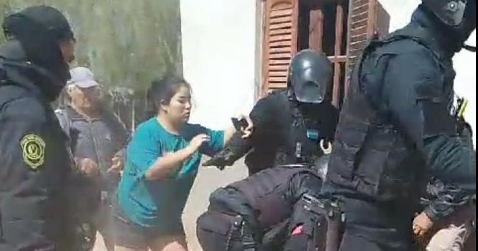 "Chichino", detenido por "violento" y su madre, por azuzar perros contra policías.