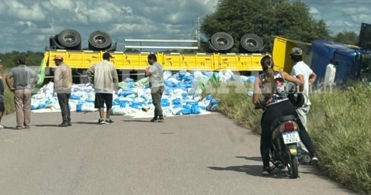 Impresionante vuelco de camión en Ruta 92: carga de harina desparramada y tránsito cortado.