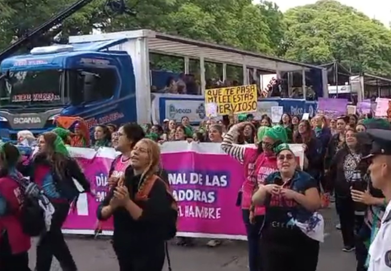 Ambientalistas, feministas y críticos de Milei protagonizaron una protesta antes de la Fiesta de la Vendimia