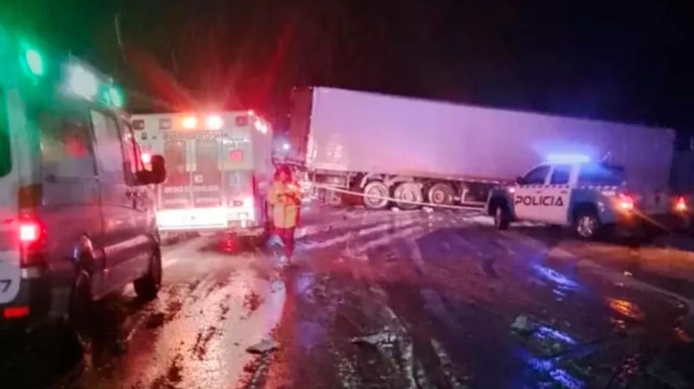 Tragedia: cuatro personas murieron tras un choque frontal entre una camioneta y un camión