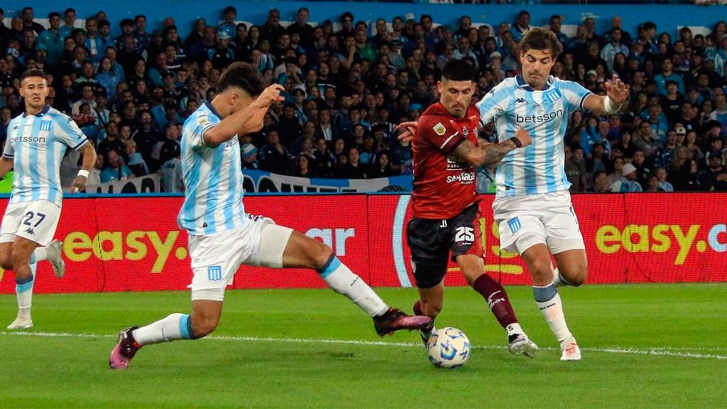 Central Córdoba desperdició un penal, cayó ante Racing y comprometió su clasificación.