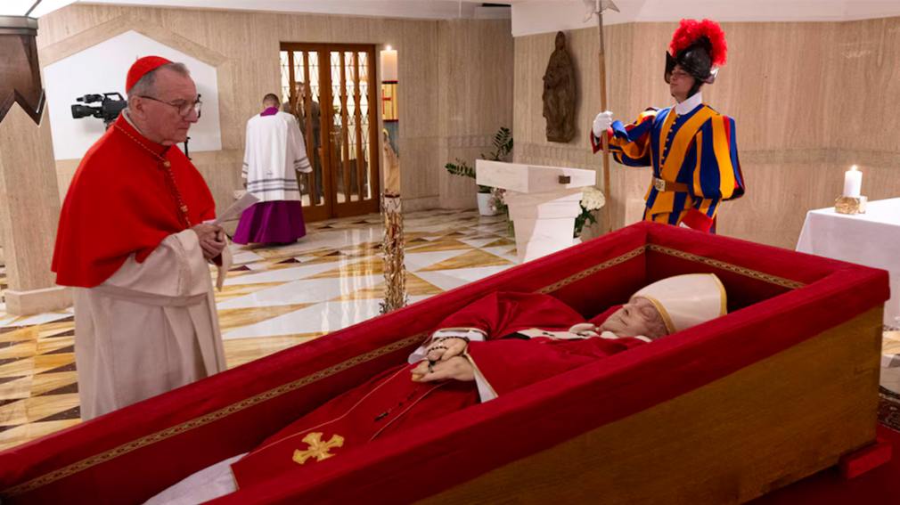 El Vaticano difundió las primeras imágenes del papa Francisco en su féretro.
