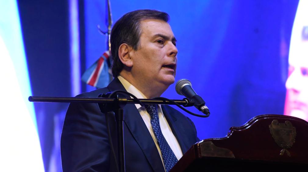 El gobernador Gerardo Zamora saludó a periodistas de Diario Panorama en su día