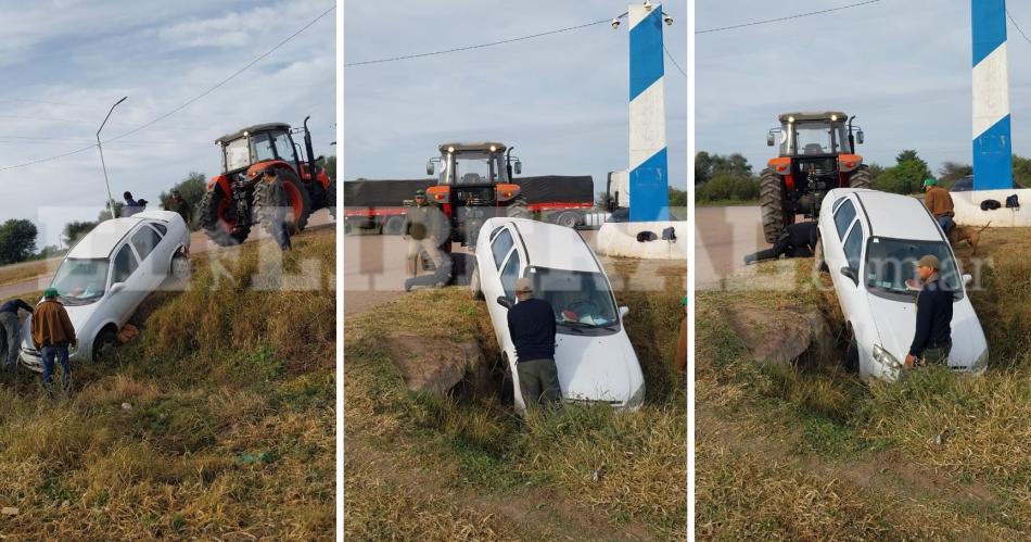 Susto en Ruta 16: perdió el control de su auto y terminó cayendo a un canal.