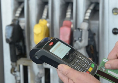 Desde hoy, las estaciones de servicio deben poner un posnet a disposición del consumidor