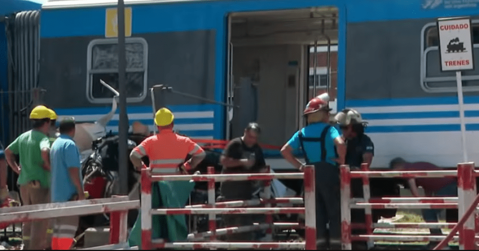 Conductora cruzó las vías con la barrera baja y murió arrollada por un tren de la línea Belgrano Sur.