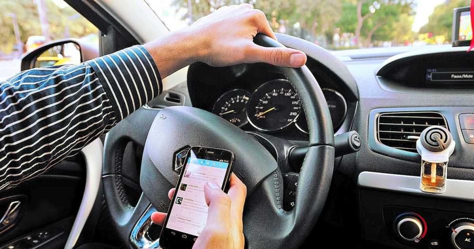 Usar el celular al volante es tan peligroso como manejar con los ojos vendados.