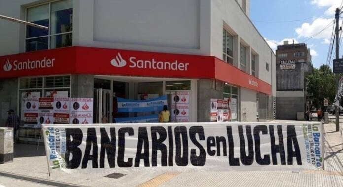 Alerta por posibles despidos y cierre de sucursales del Santander.