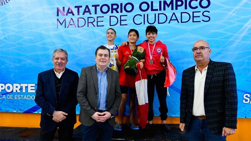 Zamora asistió al Campeonato Nacional de Natación en el Natatorio Olímpico Madre de Ciudades