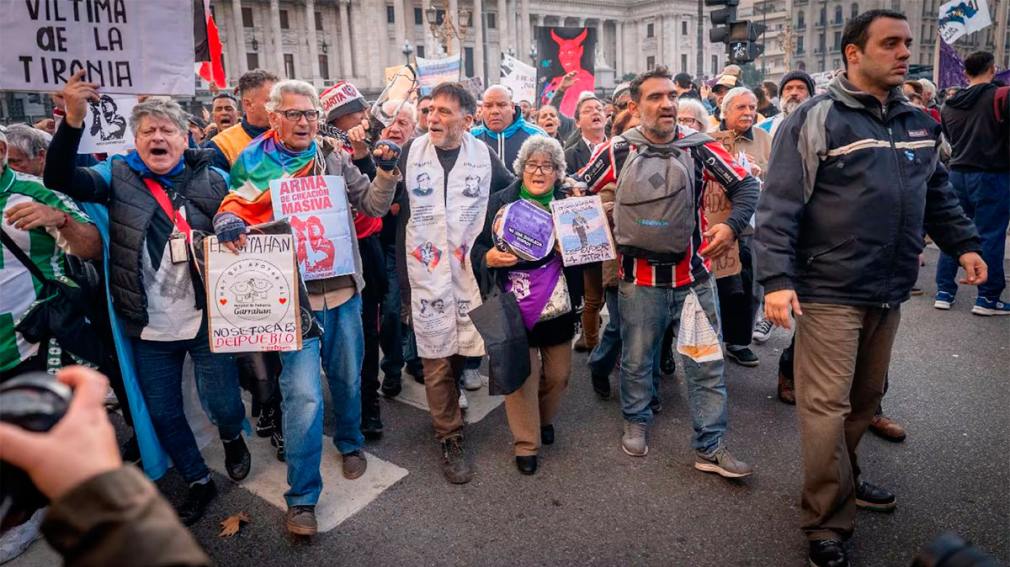 Jubilados, trabajadores del Garrahan y Abuelas de Plaza de Mayo marchan al Congreso en medio de una sesión clave.