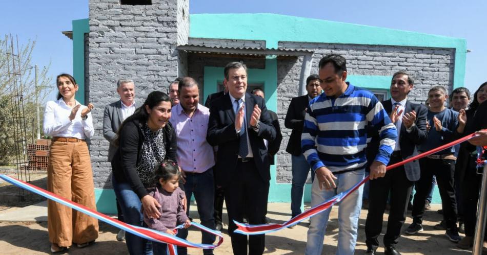 Zamora inauguró dos edificios educativos en Suri Pozo y entregó viviendas sociales a 43 familias.