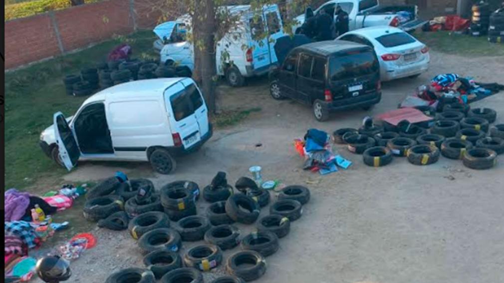 Detuvieron a un grupo de personas que llevaba unos 500 neumáticos de contrabando