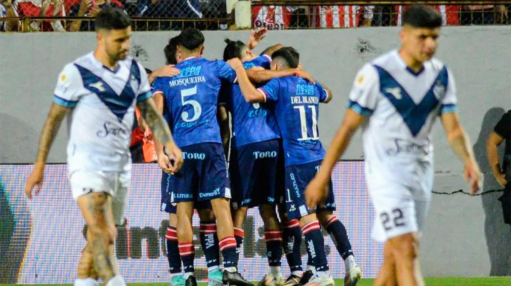 Vélez sufrió una dura derrota ante Unión y la definición del campeonato quedó al rojo vivo