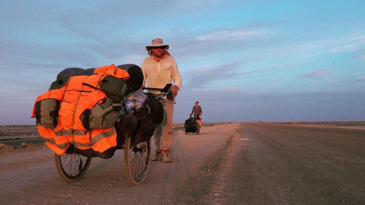 Lleva 27 años caminando, cruzó desiertos y mares y ahora enfrenta su mayor desafío para volver a casa.