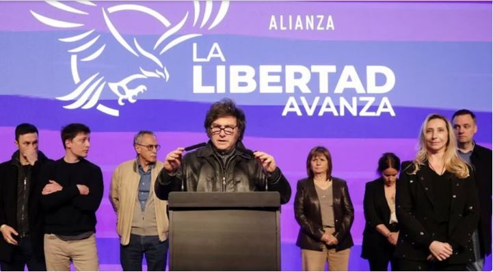 Javier Milei convocó a una doble reunión de Gabinete tras el duro traspié electoral bonaerense.
