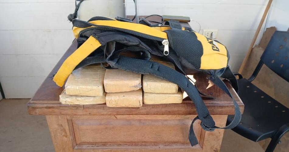No triunfó el amor: mujer hurtó una mochila con 6 ladrillos de marihuana y delató a su esposo.