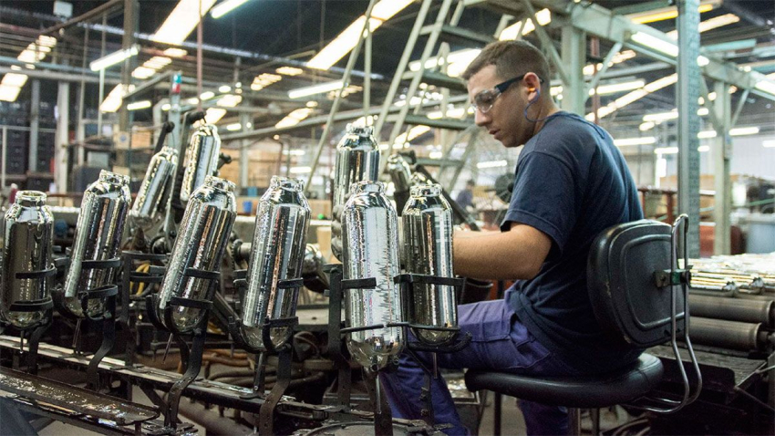 Según el INDEC, la industria cayó 14,8% en mayo y la construcción se desplomó un 32,6%