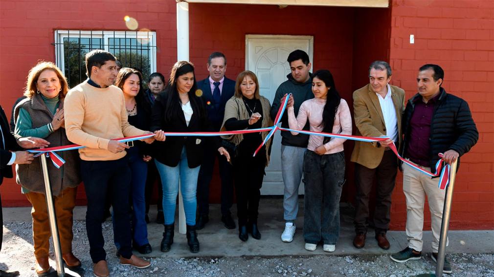 Entregaron viviendas sociales en Vuelta de la Barranca e inauguraron un puesto sanitario en Maquito.