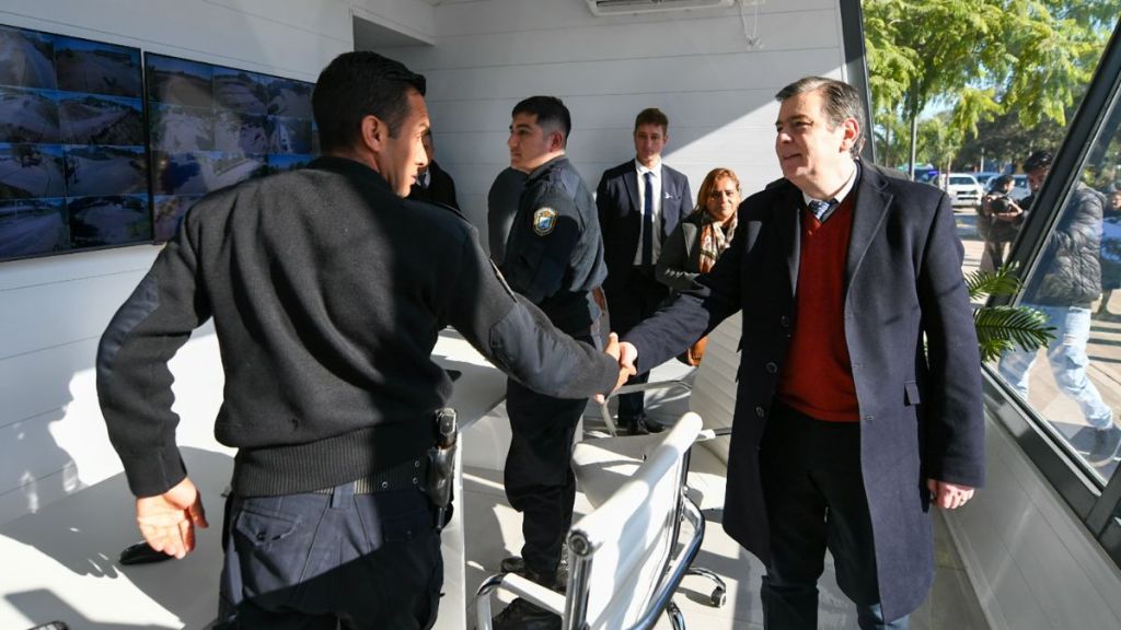 Zamora inauguró obras en una planta potabilizadora, una sala de monitoreo policial y entregó viviendas sociaIes en Quimilí