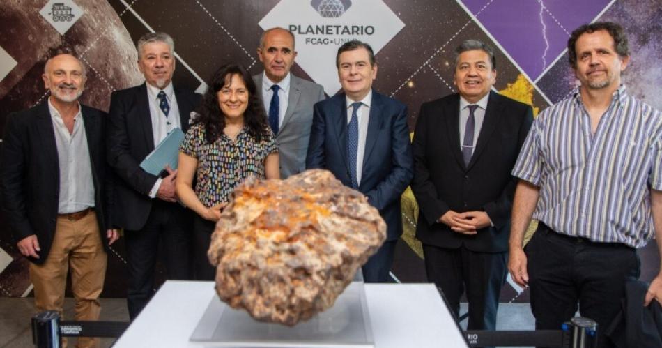 Presentan en La Plata un meteorito hallado en zona compartida entre Santiago del Estero y Chaco.