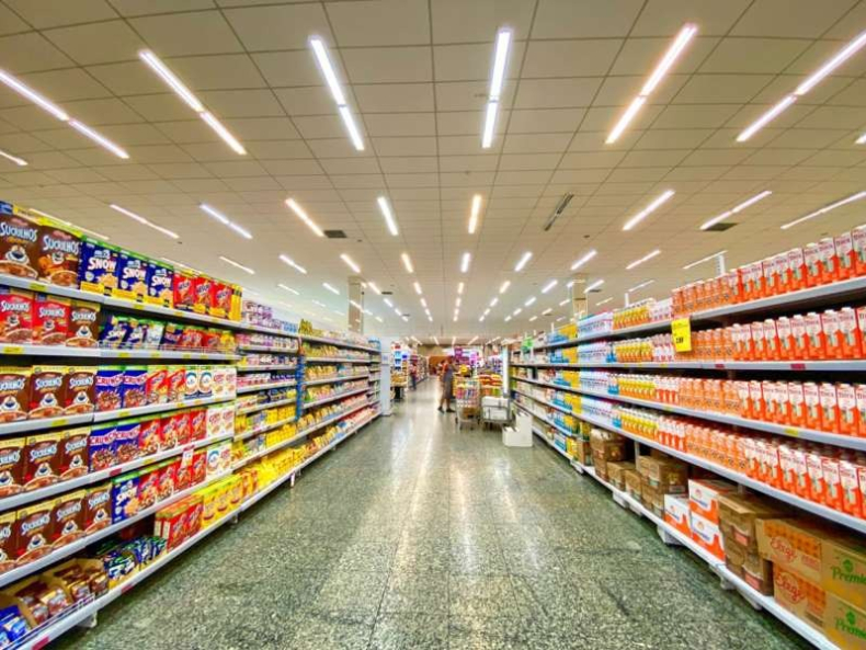 Una cadena de supermercados deja el país a medias y sería comprada por un viejo rival.