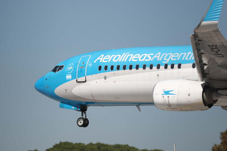 El gobierno nacional decidió reglamentar la esencialidad del servicio aeronáutico comercial
