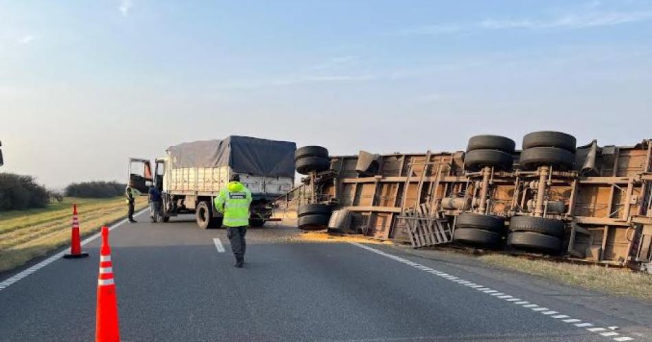 Ruta 9: camionero ebrio quiso esquivar un control y volcó toda su carga.