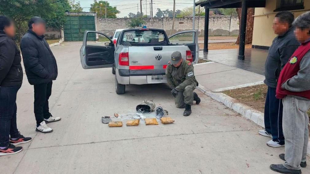 Detuvieron a dos hombres tras ocultar cuatro kilos de cocaína en el caño de escape de una camioneta