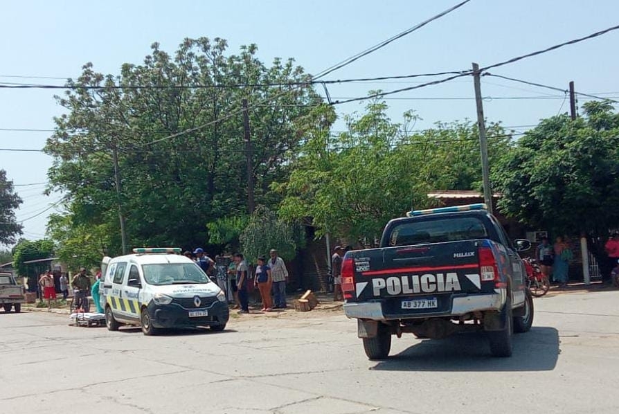 Dos hermanos fueron alcanzados por un rayo en el patio de la casa: uno está grave