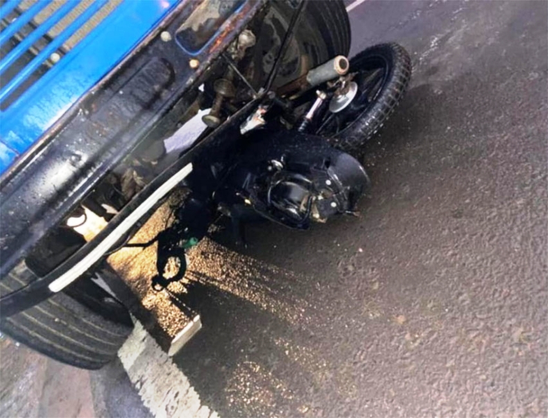 Un motociclista perdió la vida tras ser embestido por un camión.
