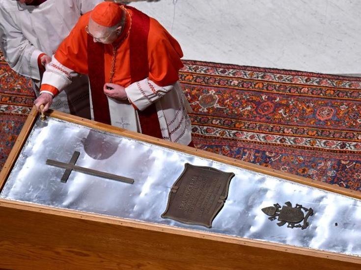 EL LIBERAL en el Vaticano: cerraron el féretro de Francisco, dolor y respeto.