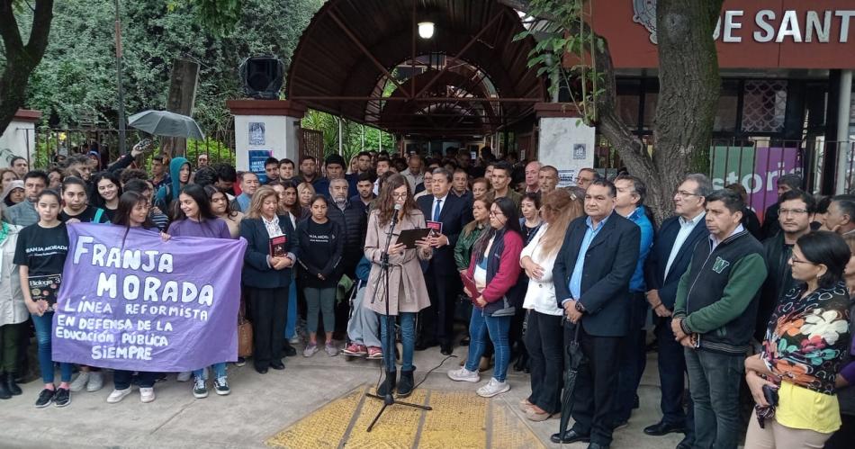 Abrazo simbólico a la UNSE en defensa de la universidad pública.