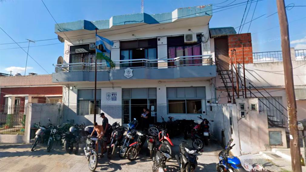 Una policía se disparó en la cabeza en la vereda de la comisaría mientras su expareja la denunciaba.