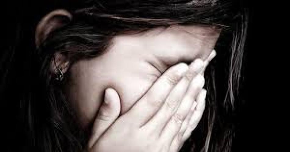 Prisión preventiva para una mujer por "apañar" los abusos a su hija.