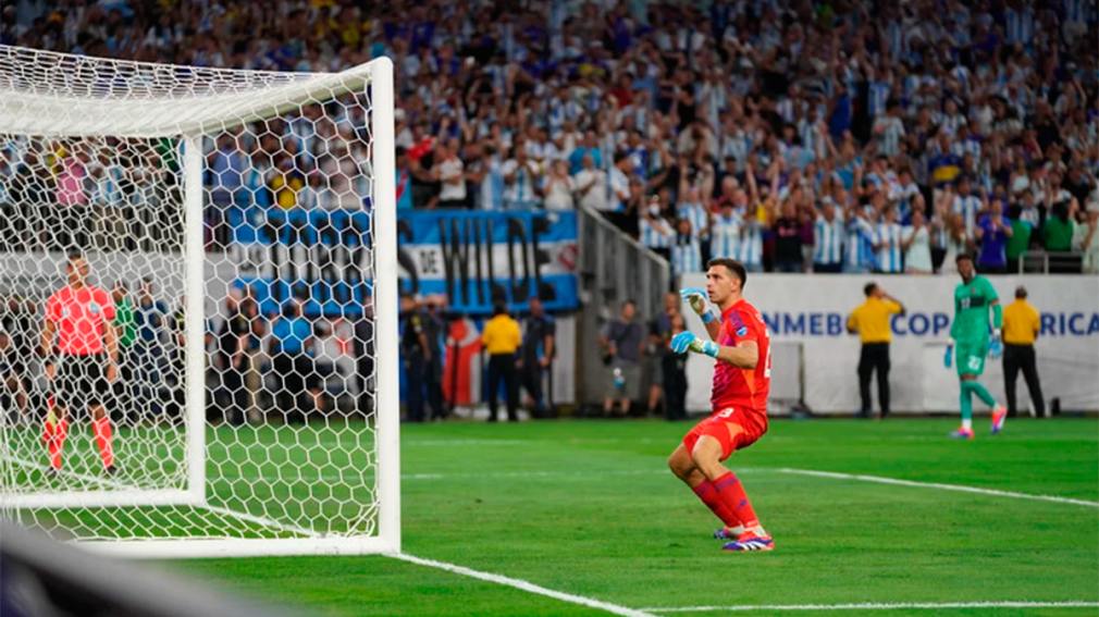 De la mano del Dibu Martínez, Argentina festejó en los penales ante Ecuador y sacó boleto a semis