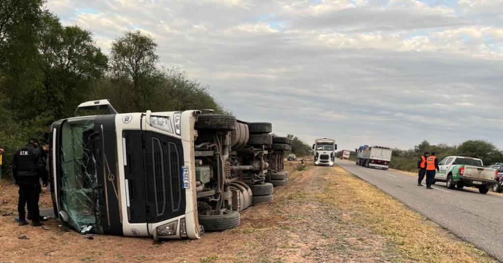 Violento vuelco de un camión sobre Ruta 16: transportaba más de 50 animales.