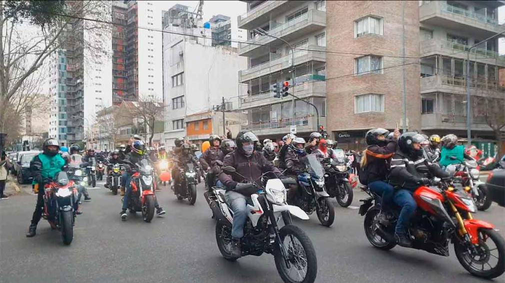 Más de 4 mil motos hicieron una caravana al Hospital Garrahan para llevarle juguetes a los nenes enfermos