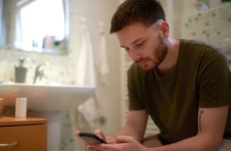 Por qué muchos hombres pasan horas en el baño: el estudio británico que sorprendió.