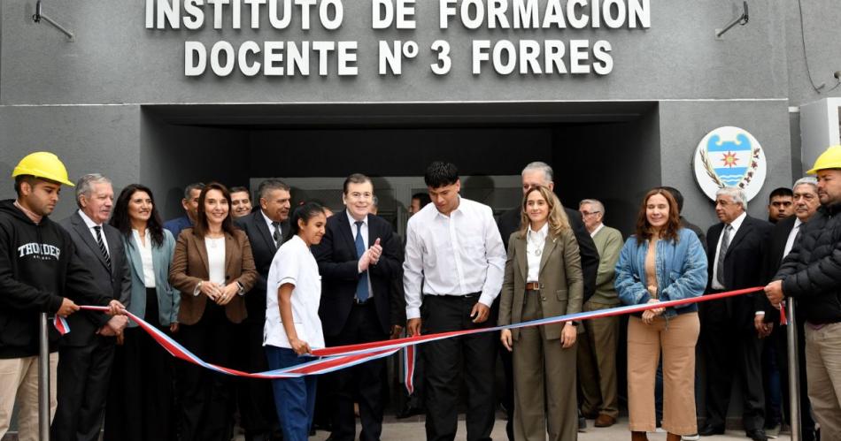 El gobernador Zamora inauguró en Forres el anexo del IFD Nº3, pavimento y entregó viviendas sociales.
