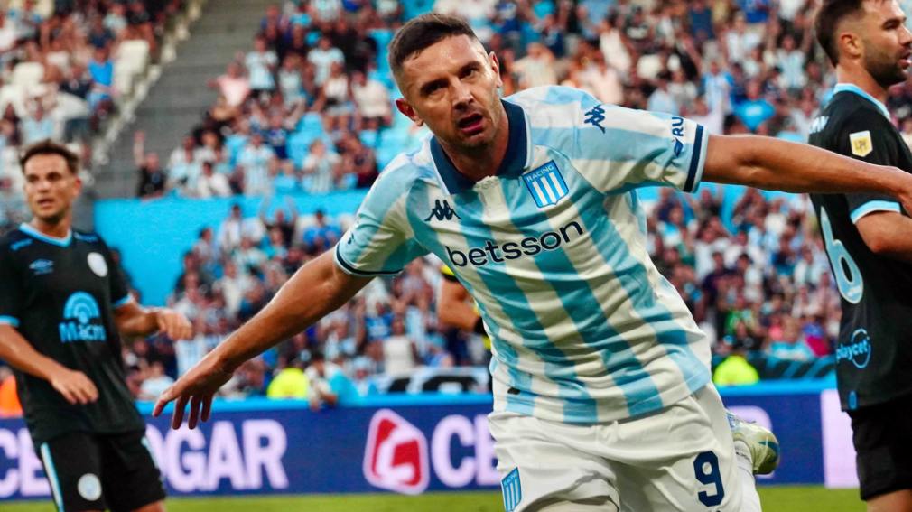 Racing se trepó a la punta con una goleada ante Belgrano en Avellaneda.