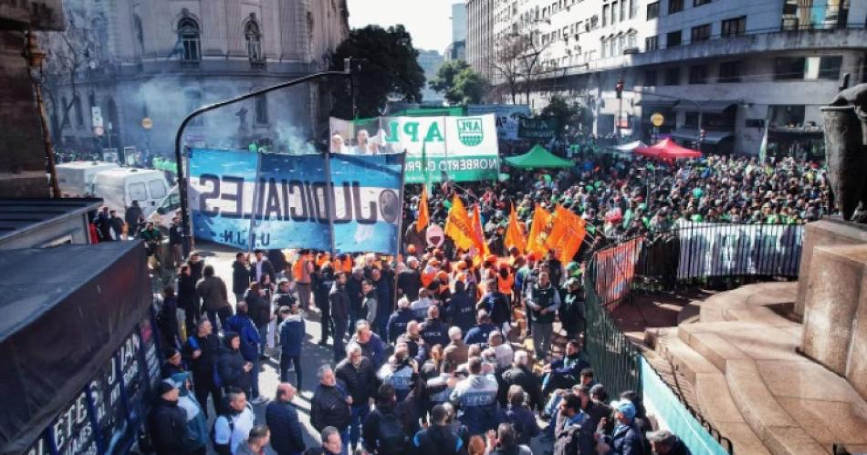Tras el veto de Milei, piqueteros convocan a una nueva movilización contra el Gobierno.