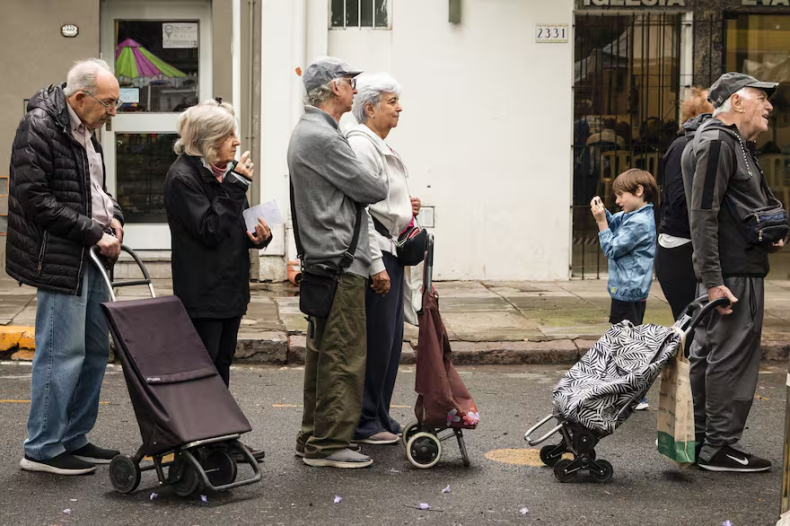 Desde que asumió Milei, el poder adquisitivo de las jubilaciones mínimas se derrumbó un 30%